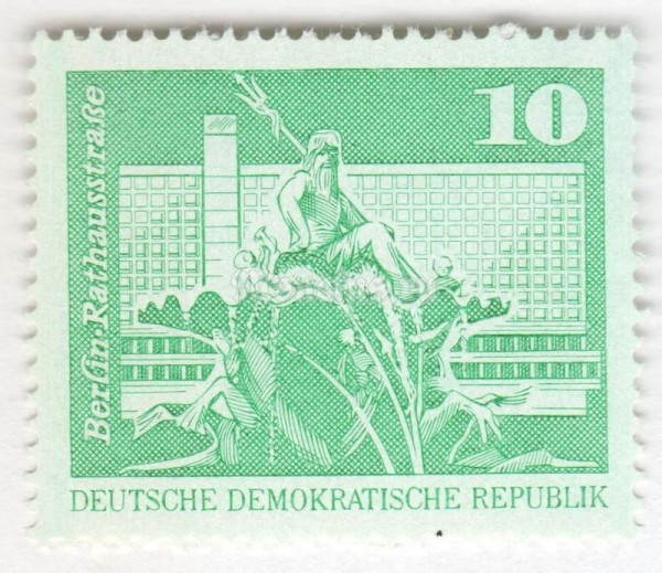 марка ГДР 10 пфенниг "Neptune Fountain and residential tower, Town Hall Street, Be" 1973 год 