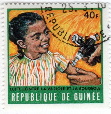 марка Гвинея 40 франков "Little girl get vaccinated" 1970 год Гашение