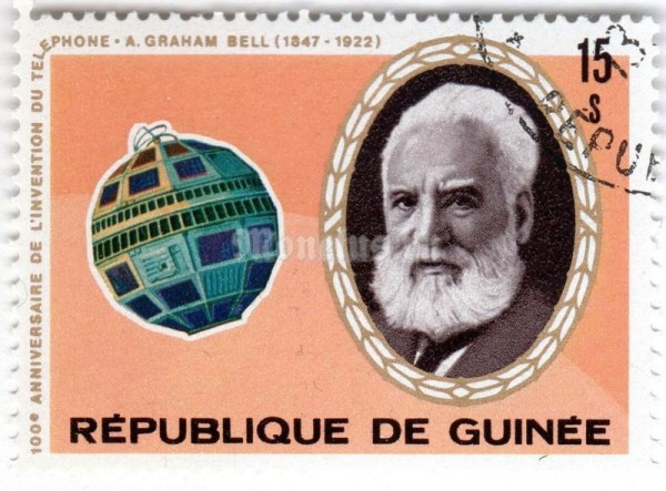 марка Гвинея 15 сули "A.G. Bell and satelit TELSTAR" 1976 год Гашение