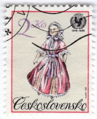 марка Чехословакия 2 кроны "UN Child Survival Campaign TOYS - Doll" 1986 год Гашение