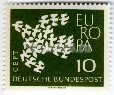 марка ФРГ 10 пфенниг "19 pigeons, arranged as a flying Dove" 1961 год