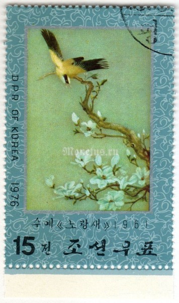 марка Северная Корея 15 чон "TTextile Art (Black-naped Oriole/Oriolus chinensis)" 1976 год Гашение