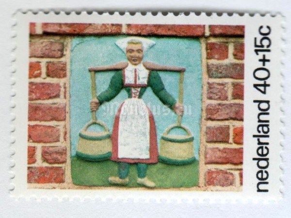 марка Нидерланды 40+15 центов "Ornamental Stones: milk maiden (17th Cty.)" 1975 год