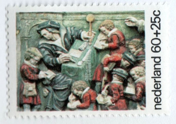 марка Нидерланды 60+25 центов "Ornamental Stones: raising orphans (1557)" 1975 год