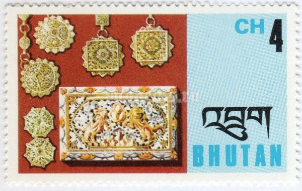 марка Бутан 4 чертум "Filigree: Pendants and box cover" 1975 год