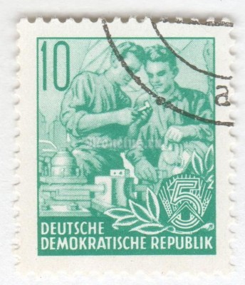 марка ГДР 10 пфенниг "Workers share experiences" 1957 год Гашение