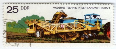 марка ГДР 25 пфенниг "Potato Harvester-Elevator E684" 1977 год Гашение
