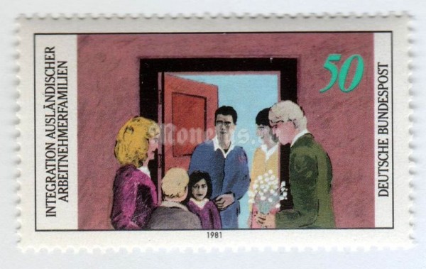 марка ФРГ 50 пфенниг "German family visiting a foreign family" 1981 год