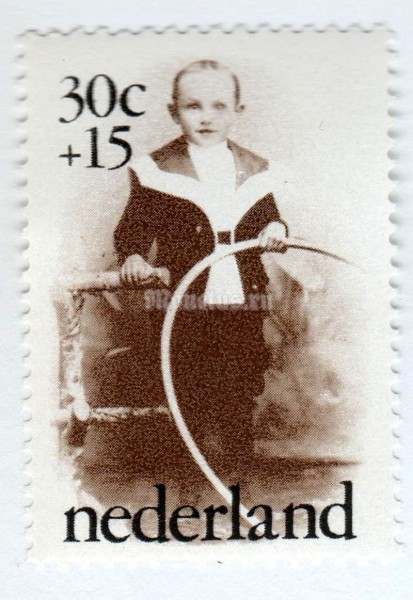 марка Нидерланды 30+15 центов "Early children photograph: Boy with hoop" 1974 год