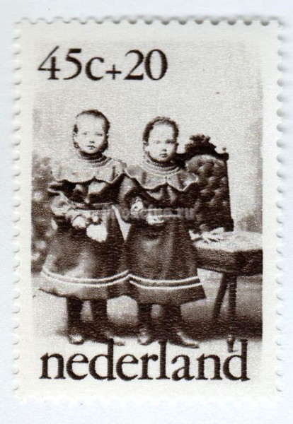 марка Нидерланды 45+20 центов "Early children photograph: two girls" 1974 год
