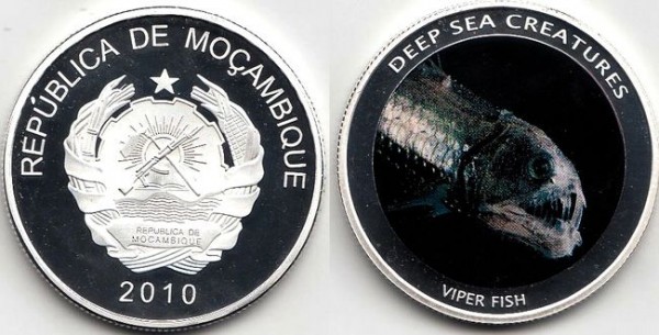 Мозамбик монетовидный жетон 2010 год - Рыба гадюка