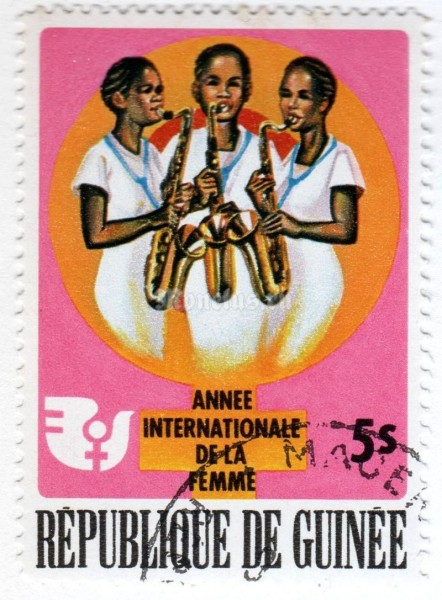 марка Гвинея 5 сули "Women playing sax" 1976 год Гашение