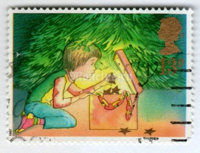 марка Великобритания 13 пенни "Decorating the Christmas Tree" 1987 год Гашение