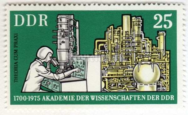 марка ГДР 25 пфенниг "Electron microscope, chemical plant" 1975 год